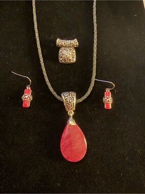 Red Teardrop Pendant Necklace and Earrings Set